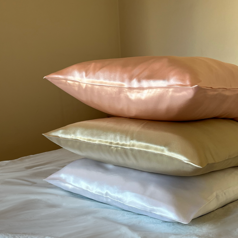 Pile de taies d’oreiller en soie de mûrier 22 mommes brillant cheveux champagne blanc rose nacrée